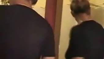 O Mamă Matură Și Fiul Ei Vitreg Adolescent Împart O Baie