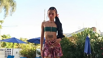 Một Nàng Công Chúa Nhỏ Bé Gặp Phải Một Mối Đe Dọa Khủng Khiếp Trong Video Khiêu Dâm Châu Á Tự Làm Này.