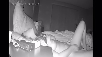 Младо И Срамежливо Момиче Се Отдава На Соло Удоволствие Преди Лягане, Заснето На Скрита Камера